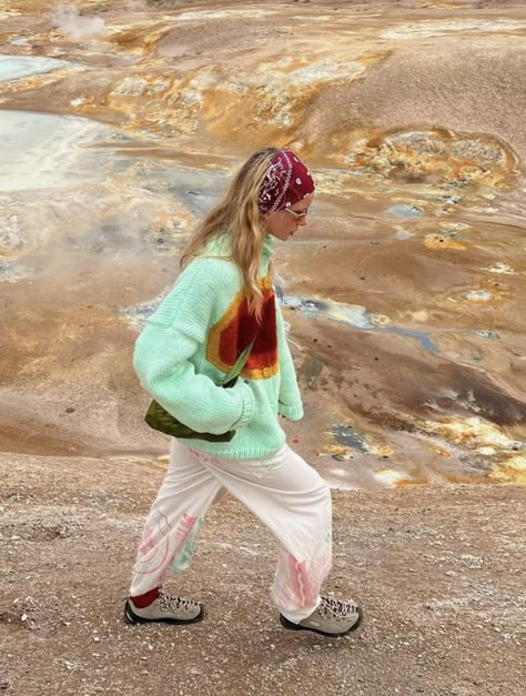 Hot Weather Hiking Outfit, Iceland Fashion Summer, 90s Hiking Outfit, Gorp Core Summer, Colorful Hiking Outfit, Cool Hiking Outfit, Iceland Summer Outfit, Hiking Fall Outfit, Vintage Hiking Outfit