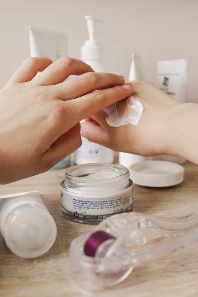 With many different kinds of skin care products, it can be difficult to know what to look for, however the best place to start is the ingredients list... Face Makeup Steps, Rash On Face, Magnesium Cream, Natural Face Moisturizer, Natural Alternatives, Yoga Facial, Nail Swag, Natural Face, Skincare Ingredients