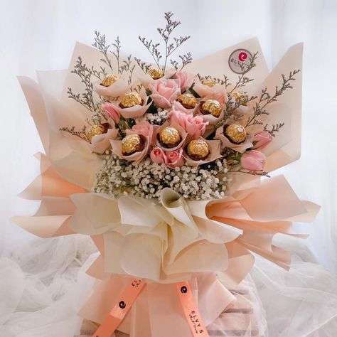 Chocolate And Flower Bouquet Gift Ideas, Flower Arrangements With Chocolate, Forero Rocher Bouquet, Candy And Flower Bouquet, Chocolate And Flower Bouquet, Chocolate Bouquet Ideas, Ferrero Rocher Flower, Chocolate Flower Bouquet, Brides Flowers Bouquet