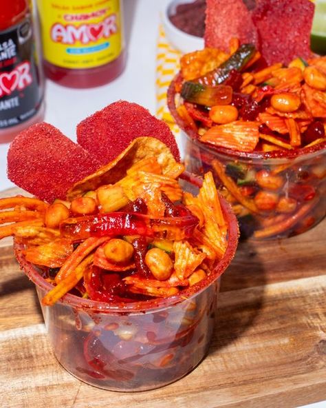 Salsa Amor on Instagram: "Como ya saben en esta cuenta nos ENCANTAN las papitas preparadas 😮‍💨 Estas tienen cacahuates al estilo japonés, dulce de tamarindo, gomitas, pepino, y obvio, mucho Chamoy AMOR®�️ y Salsa AMOR®️ 💛❤️ Del 1 al 10 ¿qué tanto te gusta ponerle salsa a tus papitas? . . . #Spicy #Yummy #Snacks #SnackTime #SpicySnacks #Foodie #SalsaAMOR #foodporn #SalsaAmor #Papitas #Antojos #Chamoy #Botana #Botanamexicana #Picosa #Foodie #Foodlovers #MexicanSnacks" Snacks Spicy, Spicy Candy, Mexican Snacks, Spicy Snacks, Food Babe, Snack Bar, I Love Food, Diy Food, Yummy Snacks