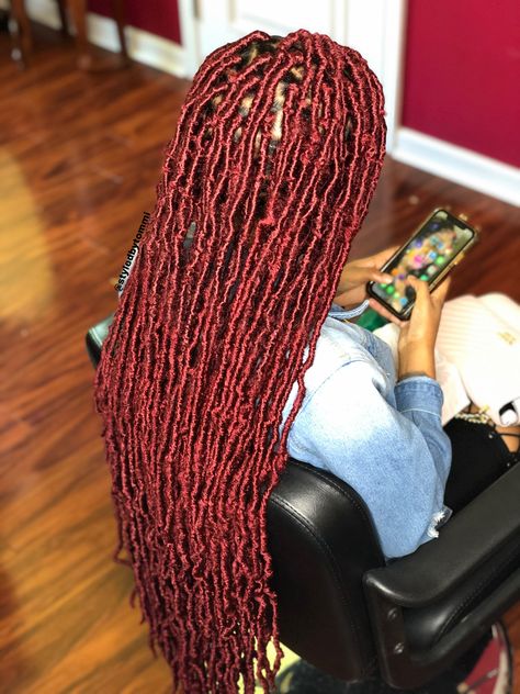 Burgundy Soft Locs, Red Soft Locs, Blond Locs, Baddie Braids, Crochet Hair Styles Freetress, Twisted Braids, Blonde Underneath, New Year Hairstyle, Soft Locs