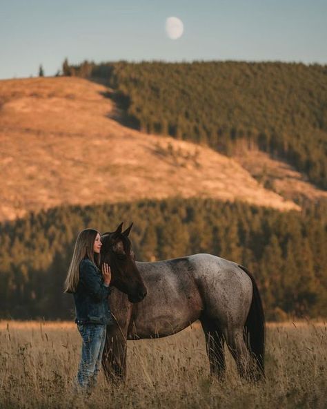 COWGIRL Magazine on Instagram: "“A soul like yours is rare and beautiful.” Photo & Feature: @wildcastillejaphotography #iamcowgirl #cowgirl #cowgirlmagazine #western #westernlifestyle #westernfashion #horse #horses #rodeo #ranch #ranchlife #ranchlifestyle" Western Photoshoot Ideas, Equestrian Photoshoot, Horse Senior Pictures, Horse Photography Poses, Foto Cowgirl, Pictures With Horses, Western Photoshoot, Cowgirl Pictures, Cute Horse Pictures