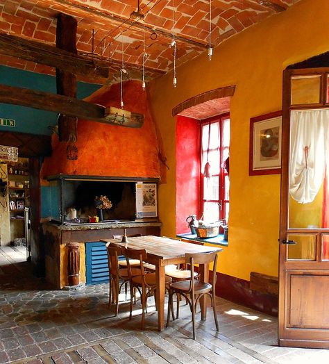 Italian farmhouse Italian Kitchen Interior, Italian Stone House Interior, Italian Color Palette Interior Design, Rustic Italian Decor Tuscan Style, Italian Country House Interior, Italian Interior Design Tuscan Decor, Corner Oven, Interior Design Italian, Italian Rustic Kitchen