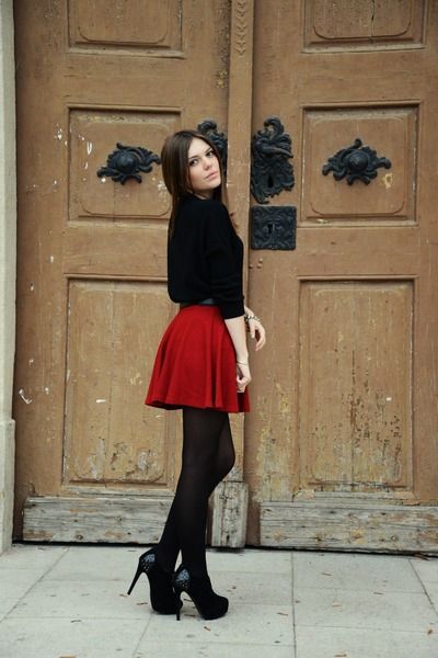 Red Top With Black Skirt, Red Tartan Rara Skirt, Red And Black Plaid Mini Skirt, Brick Red, Wearing Black, Red, How To Wear, Black, Clothes