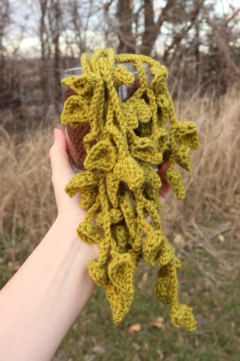 Crochet Ivy, Ivy Houseplant, Plant Room Decor, Room Decor Cottagecore, Teen Room Ideas, Goblincore Room, Room Plants, Plant Room, Handmade Plant