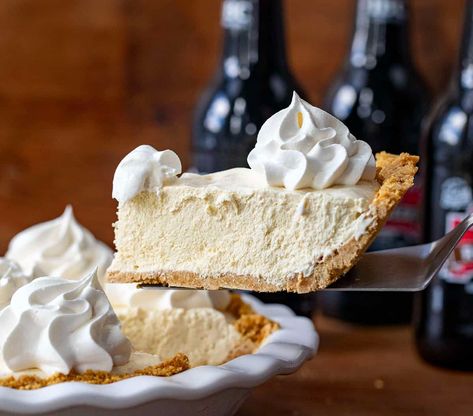 This Root Beer Float Pie is a fun and delicious twist on a classic root beer float, turning it into a creamy and refreshing dessert. It's a no-bake dessert, perfect for those hot summer days when you don't want to turn on your oven! Root Beer Pie Recipe, Root Beer Pie, Root Beer Float Pie, Mom On Timeout, Inside Cake, Soda Flavors, Strawberry Rhubarb Pie, I Am Baker, Frozen Pie