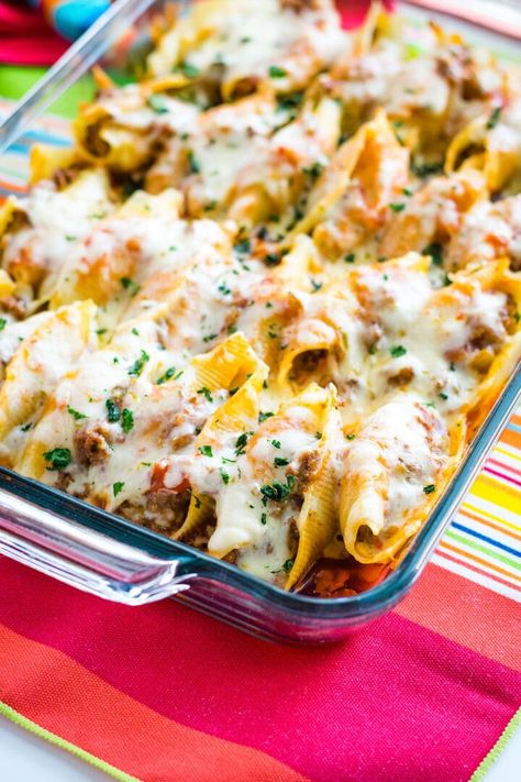 Mexican Stuffed Shells - An amazing twist on traditional Italian stuffed shells! Add all the makings of a ground beef taco filling and stuff jumbo pasta shells for an easy delicious anytime family meal! #mexicanstuffedshells #mexicanpasta #stuffedshells #mexicanfood #familydinner Jumbo Shell Recipes, Mexican Stuffed Shells, Slow Cooker Buffalo Chicken, Shell Pasta Recipes, Shell Pasta, Mexican Pasta, Taco Filling, Jumbo Pasta Shells, Shells Recipe