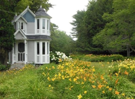 white victorian tiny home surrounded by greenery Small Victorian House, Tiny House Wood Stove, Victorian Tiny House, Cottage Tiny House, Style Bungalow, Tiny House Village, Tiny House Exterior, House Pics, Small Cottage Homes