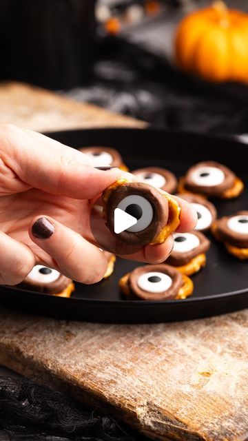 Sophia Assunta | Cute Treats and Party Recipes on Instagram: "These pretzel treats are super easy to make! All you need are pretzels, rolos, and candy eyes!  They are a super fun and simple DIY Halloween party treat. And, a really cute way to celebrate the spooky season 👻

Comment RECIPE for a link to the full recipe and instructions (and as always you can find the full recipe on my site if you don’t follow me or don’t allow for DMs). Enjoy and happy snacking! 

#halloween #halloweentreats #pretzels #halloweenpartyfood #halloweendessert #chocolatecoveredpretzels #rolopretzels #candyeyes" Diy Halloween Party Treats, Pretzels Rolos, Rolo Pretzels, Diy Halloween Party, Somebody's Watching Me, Pretzel Treats, Candy Eyes, Halloween Party Treats, Diy Instagram