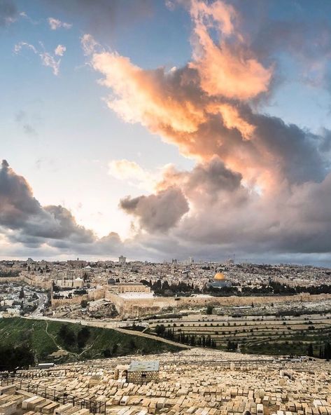 Jerusalem’s Best Pics on Instagram: “Crazy clouds formation over the old City of Jerusalem from on top of Mount Of Olives 👍👍 Follow @ig_jerusalem for more amazing content✨…” Earth At Night, Mount Of Olives, Best Pics, Old City, Old Pictures, The Old, Cool Pictures, Favorite Places, Old Things