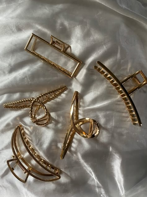 Fancy Hair Clip, Trending Hair Clips, Gold Clips For Hair, Gold Hair Clip, Claw Clips Aesthetic, Hair Clips Gold, Elegant Claw Clip, Gold Claw Clips, Gold Claw Clip