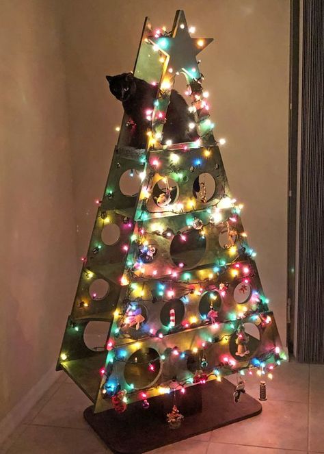 If you still want to be festive without running the risk of your kitty destroying the Christmas tree–or worse, like having serious issues after ingesting tinsel–there are ways to have a tree without having a tree. Catmas Tree, Cat Proof Christmas Tree, Diy Chat, Chat Diy, Kat Diy, Cat Proofing, Cat Christmas Tree, Cat Towers, Alternative Christmas Tree