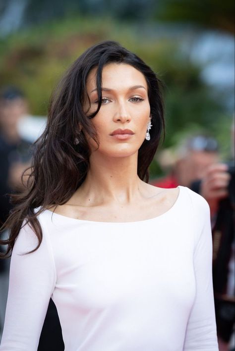 Bella Hadid Red Hair, Bella Hadid Hair, Bella Hadid Outfits, Bella Hadid Style, Hadid Style, Haircuts For Medium Hair, On The Red Carpet, Medium Hair Cuts, Dark Brown Hair