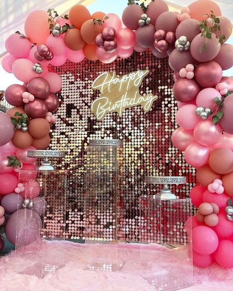 Pink Glam Party Decor, Birthday Stand Ideas, 18th Birthday Backdrop Ideas, Silver And Pink Birthday Decorations, Birthday Setup Ideas, Metallic Birthday Party, Glam Birthday Cake, Pink Birthday Backdrop, Glam Birthday Party Ideas