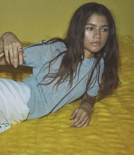 Zendaya And Jacob Elordi, Zendaya Aesthetic, Zendaya Makeup, Mode Zendaya, Zendaya Hair, Zendaya Outfits, Jacob Elordi, Zendaya Style, Yellow Wall