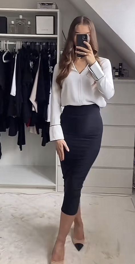 Work Outfits Women Finance, Skirt Corporate Work Outfits, Investment Banker Outfit, Work Dresses For Women Office Outfits, Skirt Business Outfit, Interview Outfit Skirt, Business Skirt Outfits, Business Outfits Women Skirt, Office Outfits Women Skirt