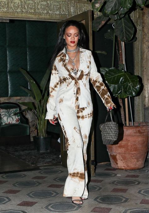 Rihanna is Stylish - Walking Out of Her Hotel in LA 10/30/2020 Rihanna Streetwear, Casual Celebrity Outfits, Rihanna Orange, Celebrity Winter Outfits, Celebrity Party Outfits, Music Video Set, Celebrity Summer Style, Rihanna Outfits, Outfit Ideas Fashion