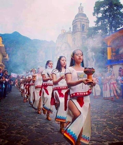 4,451 Me gusta, 28 comentarios - Tlacaélel Oficial (@tlacaeleloficial) en Instagram: "Tepoztlán, Morelos y su fiesta tradicional.El reto del Tepozteco, donde sus pobladores realizan los…" Mexico Culture Art, Red Desert, Mexican Culture Art, Outfits For Mexico, Mexico Style, Mexico Culture, Indigenous Culture, Mexican Culture, Color Art