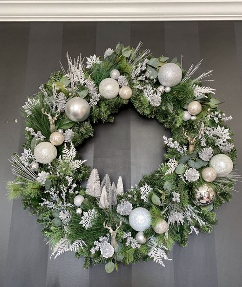 Christmas Wreaths Silver, Silver And White Christmas Wreath, Silver Wreath Christmas, White Christmas Wreaths For Front Door, White Christmas Wreath Ideas, Xmas Wreaths Ideas, Xmas Wreaths For Front Door, White And Silver Christmas Wreath, White And Silver Wreath