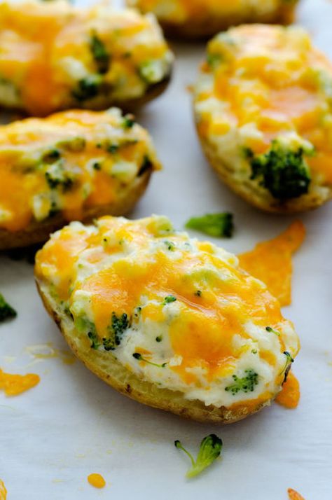 Cheesy Broccoli Twice-Baked Potatoes: The broccoli will make you feel better about indulging in these cheesy potatoes. Life In The Lofthouse, Potato Bar, Cheesy Broccoli, Easy Potato Recipes, Baked Potato Recipes, Twice Baked, Twice Baked Potatoes, Menu Plan, Winter Dinner