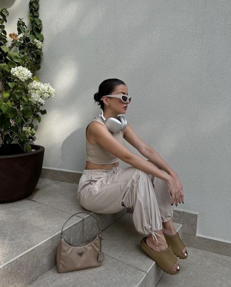 Sliders Outfit, Yeezy Fits, Slides Outfits, White Pool, Alexandra Pereira, Slides Outfit, Sneaker Outfits, Spring 23, Sneakers Outfit