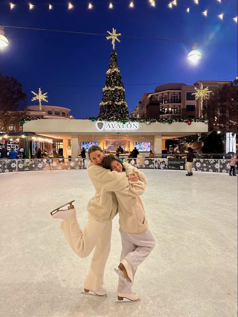 Ice skating winter photo inspo Nyc Ice Skating, Ice Skating Nyc, Skating Pics, Ice Skating Aesthetic, Ice Skating Pictures, Christmas Couple Photos, Skating Pictures, Christmas Skating, Christmas Ice Skates