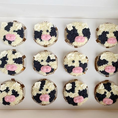 Cow Print Birthday Cupcakes, Black And White Cow Cupcakes, Cow Birthday Cupcakes, Cow Deserts, Cow Cupcakes Ideas, Cow Print Cupcakes, Western Cupcakes, Farm Cupcakes, Cupcakes Frozen