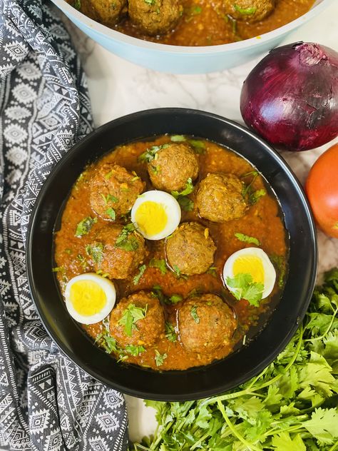 Pakistani Kofta Recipe, Mutton Korma, Kofta Curry Recipe, Sister Goals, Curry Meatballs, Kofta Curry, Kofta Recipe, Tandoori Roti, Spicy Meatballs