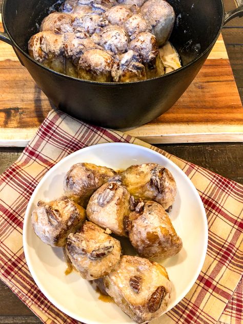 Cinnamon Rolls In Dutch Oven, Dutch Oven Breakfast Recipes, Dutch Oven Cinnamon Rolls, Dutch Oven Breakfast, Frozen Dinner Rolls, Sourdough Cinnamon Rolls, Dutch Oven Camping, Frozen Dinners, Dutch Oven Cooking