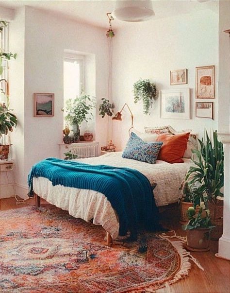 Boho Eclectic Bedroom, Colorful Eclectic Bedroom, Eclectic Bedroom Design, Funky Bedroom, Eclectic Decor Bedroom, Bedroom Eclectic, Colorful Eclectic, Retro Bedrooms, Apartment Decoration