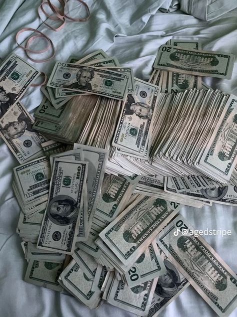 Money Buys Happiness, Rich Couple, Life Goals Future, Money Vision Board, Vision Board Images, Mo Money, Dream Vision Board, Money Stacks, Money Pictures