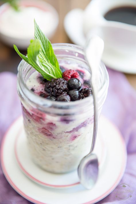 High Protein Post Workout Easy Berry Overnight Oats by Sonia! The Healthy Foodie | Recipe on thehealthyfoodie.com Protein Post Workout, Oats With Protein Powder, Overnight Oats With Protein Powder, Overnight Oats With Protein, Berry Overnight Oats, Workout Easy, Protein Overnight Oats, Oat Recipes Healthy, Post Workout Protein