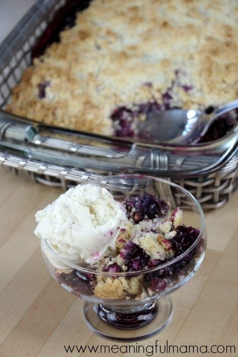 Easy 4 Ingredient Bisquick Berry Cobbler Recipe Berry Buckle, Berry Cobbler Recipe, Berry Crisp Recipe, Berry Cobbler Recipes, Cobbler Recipes Easy, Dessert Parfait, Keylime Pie Recipe, Berry Cobbler, Bisquick Recipes