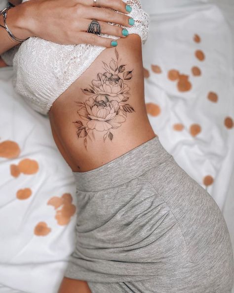 45 Tattoo, Tato Paha, Rib Tattoos For Women, Bauch Tattoos, Hip Thigh Tattoos, Belly Tattoos, Muster Tattoos, Hip Tattoos Women, Inspiration Tattoos