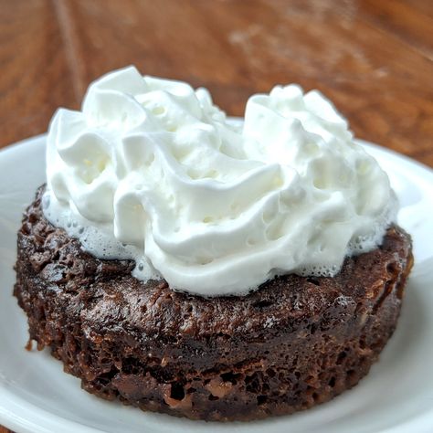 Fudgy Mug Brownie, Mug Brownie Recipe, Mug Brownie Recipes, Single Serve Brownie, Mug Brownie, Low Cal Dessert, Muffin In A Mug, Chocolate Muffin, Brownie In A Mug