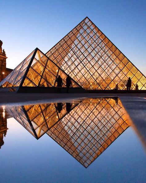 Louvre Pyramid, Bts Wallpaper Desktop, Art Galleries Design, Musee Carnavalet, Mirror House, Red Sunset, Paris Aesthetic, Visit France, Louvre Paris