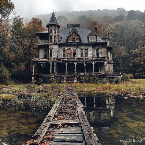 Houses Dream, Bog Witch, Gothic Mansion, Creepy Houses, Old Abandoned Houses, Fairytale Cottage, Spooky House, Abandoned Mansions, Fantasy House