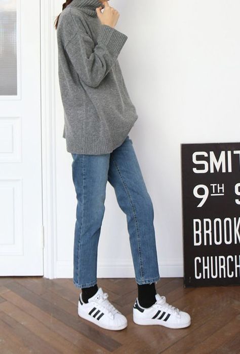 weekend-style-mom-jeans-addidas-sneakers-turtleneck-neturals-casual-via-pinterestsweater- Cropped Jeans Sneakers Outfit, Cropped Jeans With Socks, Trainers With Socks, Cropped Jeans With Sneakers, Socks And Jeans, Socks Adidas, Dress Like A Parisian, Mum Jeans, Ripped Jeggings