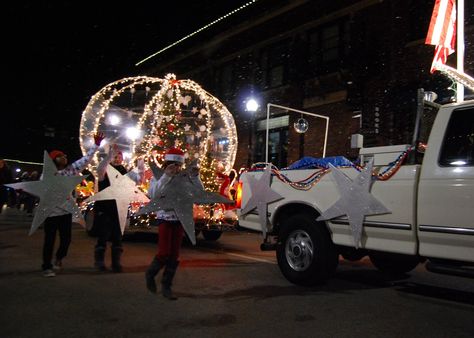 Simple Christmas Parade Float Ideas Diy, Snowglobe Parade Float, Holiday Float Parade Ideas, Snow Globe Parade Float, Christmas Car Parade Ideas, Giant Snow Globe, Parade Float Diy, Christmas Floats, Vintage Christmas Car