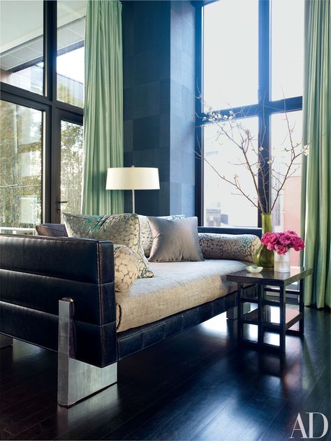 Daybeds are the ultimate versatile seating, used for anything from lounging to studying to sleeping. These 19 homes feature daybeds that add comfort and panache, perfect for curling up with a great book or taking a nap. | archdigest.com Jamie Drake Interiors, Drake Design, Jamie Drake, Ad 100, Manhattan Apartment, New York City Apartment, New York Apartment, City Apartment, Contemporary Bedroom