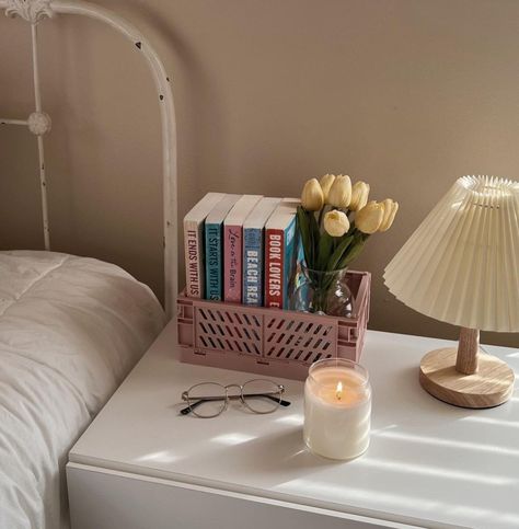 Night Stand Aesthetic Boho, Room Nightstand Decor, Books On Nightstand Aesthetic, Nightstand Set Up, Cute Nightstand Ideas, Aesthetic Night Table, Beside Table Aesthetic, Cute Nightstands Aesthetic, Night Stand Ideas Aesthetic