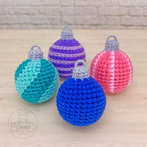 Give a homemade holiday gift with our free crochet Christmas bauble ornament pattern set, complete with easy step-by-step instructions. Pile Of Presents, Homemade Holiday, Holiday Music, Christmas Bauble, Crochet Christmas, Set Free, Free Crochet Patterns, Ornament Set, Free Crochet Pattern