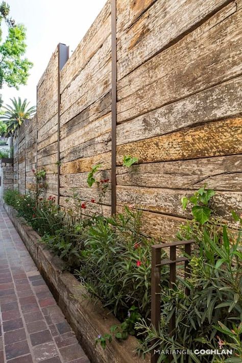 Jardín: Jardines de estilo rústico por MARIANGEL COGHLAN https://www.homify.com.mx/libros_de_ideas/4774641/21-cercos-de-madera-que-delimitaran-tu-terreno-con-estilo Privacy Fence Designs, Garden Design Layout, Pallet Garden, Backyard Fences, Wooden Fence, Wood Fence, Garden Fencing, Fence Design, Garden Fence