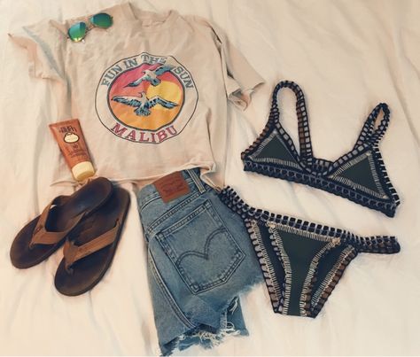 Obx Aesthetic Outfit For School, Outerbanks Style Clothes, Pouge Style Outfit, Beachy Vintage Aesthetic Outfits, Vintage Surfer Outfits, Outer Banks Summer Outfits, Pogues Outfits, Summer Outfits Outer Banks, Pouge Life Outfit