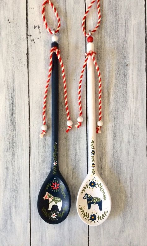 This darling Swedish folk art spoons are decorated with a little wooden dala horse and traditional Scandinavian flower designs. This listing is for a set of 2 matching spoons, with a Dala horse facing left and right in your choice of colors. Please make your color choice from the photos as shown Spoon Design, Swedish Kitchen, Christmas Spoons, Swedish Decor, Swedish Christmas, Folk Design, Maori Art, Rolling Pins, Dala Horse