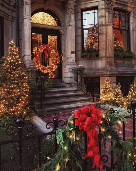 Brownstone Christmas, Boston Christmas, Boston Brownstone, Nyc Brownstone, Christmas In The City, Traditional Colonial, Christmas Decorations For Kids, Night Couple, Colonial Christmas