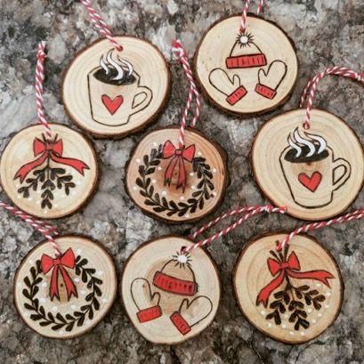 Pyrography Xmas Decorations, Woodburned Christmas Ornaments Wood Slices, Pyrography Christmas Ideas, Holiday Wood Burning Ideas, Pyrography Christmas Decorations, Christmas Pyrography Ideas, Pyrography Christmas Ornaments, Woodburn Christmas Ornaments, Christmas Woodburning Ideas