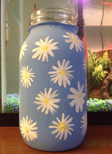 Cute little mason jar with painted daisies I made Jam Jar Painting Ideas, Glass Container Decor Ideas, Painted Jars Aesthetic Easy, Mason Jars Painting, Painted Mason Jars Aesthetic, Paint Jar Ideas, Mason Jar Paint, Acrylic Painting On Glass Jars, Jam Bottle Painting