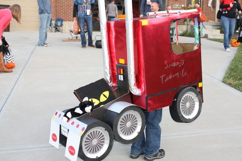 Semi Truck Halloween Costume, Semi Truck Costume, Truck Costume Diy, Semi Truck Birthday Party, Ocean Halloween, Truck Costume, Cardboard Cars, Car Costume, Old Bed Sheets