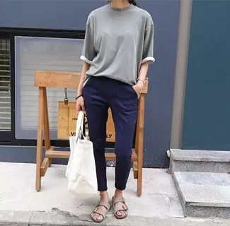 Navy Chinos Outfits For Women (12 ideas & outfits) | Lookastic Chinos Women Outfit, Chinos Women, Chinos Outfit, Fashion New York, Navy Chinos, Womens Chinos, Spring Fashion Casual, Tall Fashion, Chic Sandals